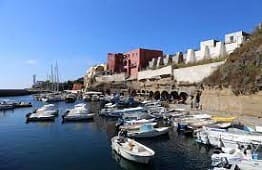 Ventotene e i suoi ormeggi in porto